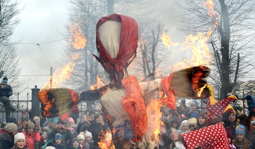 Russian burning. Шуваловка Масленица. Масленица сжигание чучела в старину. Евельский козелпочему сжигают. Фото сожженных в Одессе 2014.