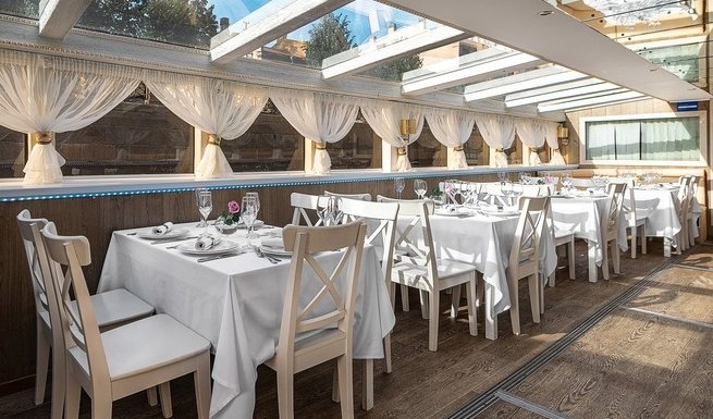 Основной зал – аренда теплохода в СПб от 9000 рублей