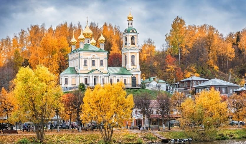 Плес. Воскресенская церковь с золотыми куполами – туры по Золотому кольцу от 25900 рублей  Плес. Воскресенская церковь с золотыми куполами – туры по Золотому кольцу от 25900 рублей
