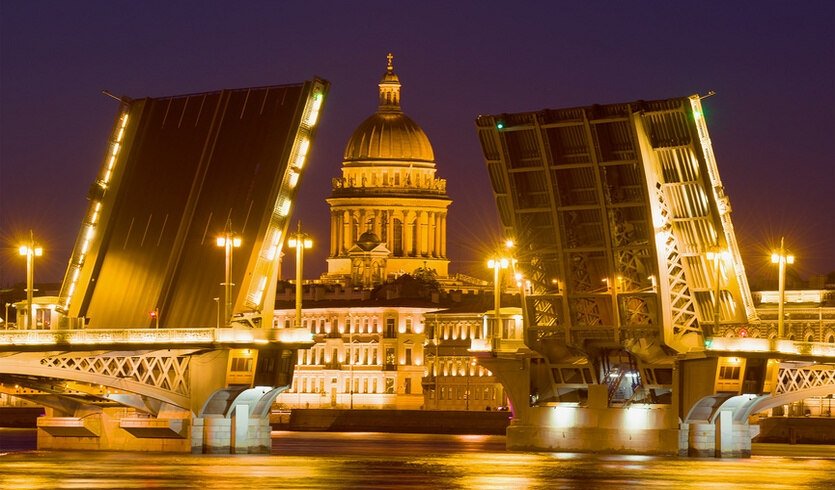 Разведенный Благовещенский мост и купол Исаакиевского собора – водные экскурсии по рекам и каналам