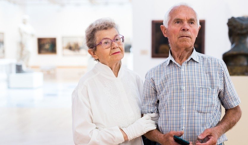 Пожилая пара смотрит на картины в музее – экскурсии в музеи и общественные учреждения от 850 рублей