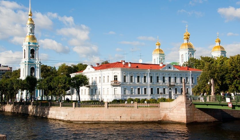 Вид с канала Грибоедова на Никольский Морской собор – водные экскурсии по рекам и каналам от 800 рублей Вид с канала Грибоедова на Никольский Морской собор – водные экскурсии по рекам и каналам от 800 рублей