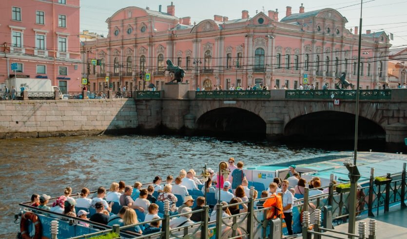 У Аничкого моста, река Фонтанка – водные экскурсии по рекам и каналам от 900 рублей У Аничкого моста, река Фонтанка – водные экскурсии по рекам и каналам от 900 рублей