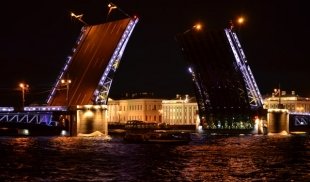 Дворцовый мост в Санкт-Петербурге. Photo by Go to Marina Isgeim's profile Marina Isgeim on Unsplash