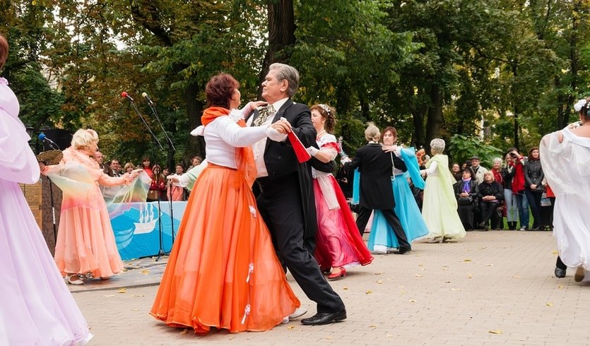 Пожилые пары в бальных костюмах – интерьерные экскурсии от 1300 рублей Пожилые пары в бальных костюмах – интерьерные экскурсии от 1300 рублей