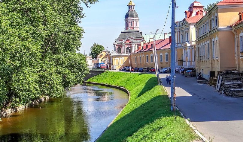 Прогулка вокруг Александро-Невской Лавры – фото №2 – Фотобанк Лори/ Сергей Афанасьев  Прогулка вокруг Александро-Невской Лавры – Пешеходные экскурсии от 600 рублей