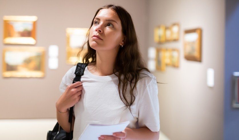 Девушка смотрит на картины в музее – экскурсии в музеи и общественные учреждения от 850 рублей