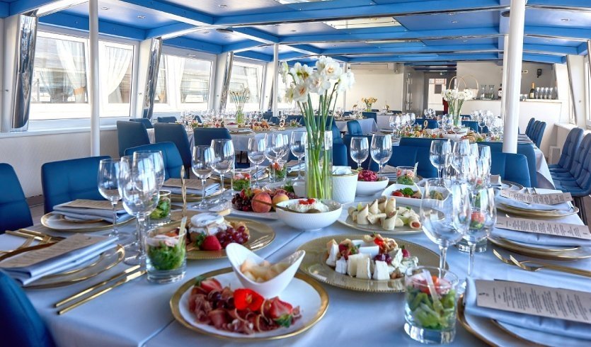 Аренда теплохода «Глория» – аренда теплохода от 16000 рублей