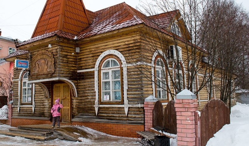 Девочка на крыльце Почты Деда Мороза – туры в Великий Устюг