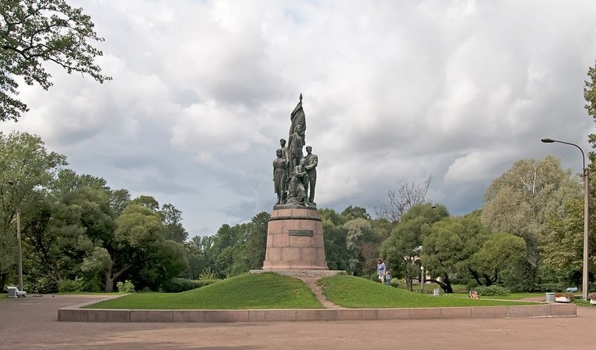 Памятник героям Краснодона – пешеходные экскурсии от 1100 рублей