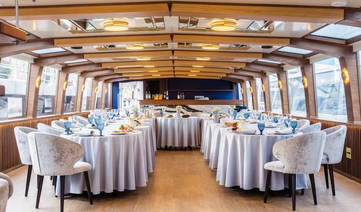 Основной зал – аренда теплохода в СПб от 18000 рублей