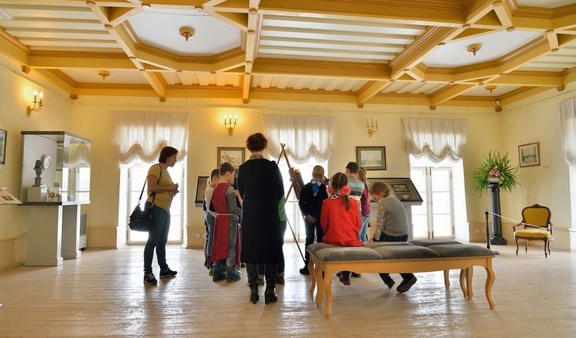 Интерьеры Приоратского дворца – новогодние программы для школьных групп от 890 рублей