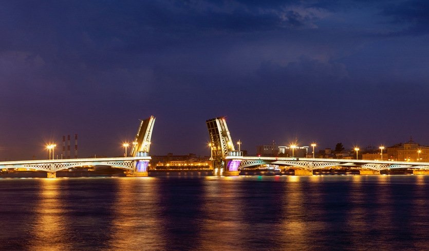 Вид на разведенный Благовещенский мост – водные экскурсии по рекам и каналам от 1700 рублей