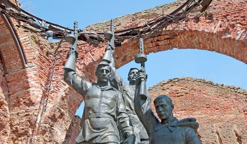 Фрагмент памятника защитникам крепости – экскурсии и программы для детей от 1410 рублей