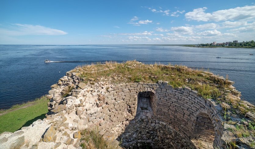Разрушенная Флажная башня и катера на Ладожском озере. Крепости «Орешек» в истоке Невы – выпускные вечера для 4 класса от 3200 рублей