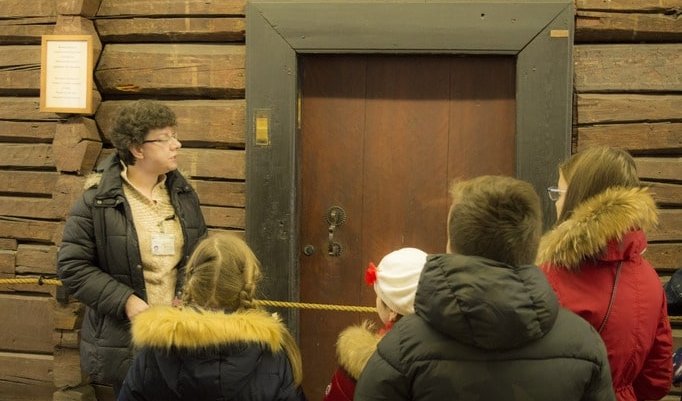 Дети слушают гида – сборные экскурсии для школьников в Санкт-Петербурге