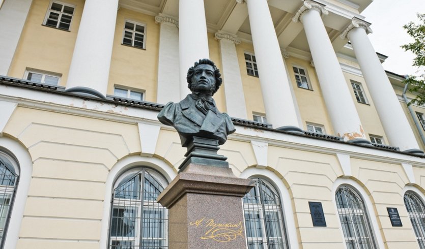 Бюст Александра Сергеевича Пушкина перед зданием – интерьерные экскурсии от 1150 рублей