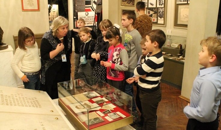 Внимательно слушают рассказ – сборные экскурсии для школьников в Санкт-Петербурге от 1050 рублей 