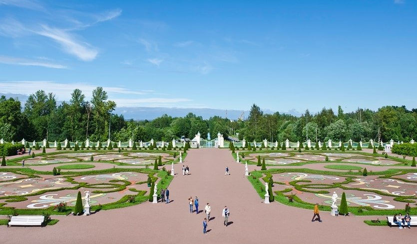 Нижний парк перед Большим Меншиковским дворцом – автобусные загородные от 1800 рублей