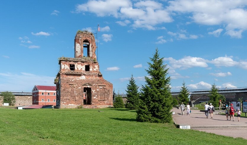 Территория крепости «Орешек» с мемориальным комплексом, посвященном обороне крепости в 1941-1943 годах (разрушенный храм Рождества Иоанна Предтечи) – выпускные вечера для 4 класса от 3200 рублей