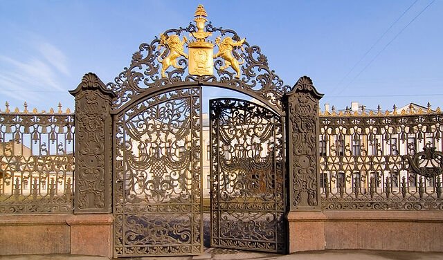 Решетка на входных воротах Шереметевского дворца — сборные экскурсии, мастер-классы, квесты для школьников в Санкт-Петербурге от 450 рублей      Решетка на входных воротах Шереметевского дворца — сборные экскурсии, мастер-классы, квесты для школьников в Санкт-Петербурге от 450 рублей