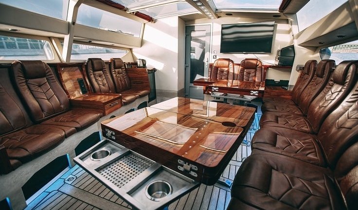 Салон яхты – аренда катера в СПб от 6000 рублей