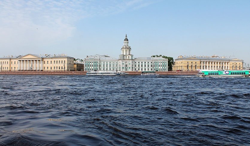 Вид с воды на Университетскую набережную — Пешеходные экскурсии от 800 рублей