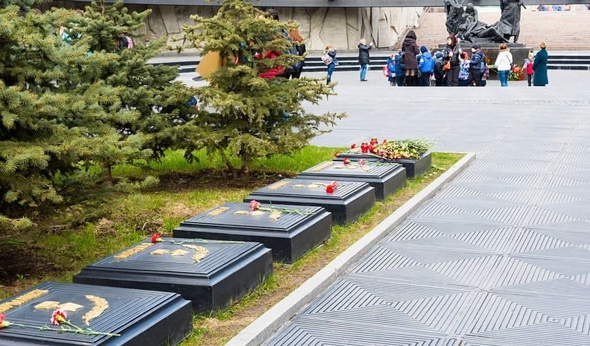 Памятные плиты – сборные экскурсии для школьников в Санкт-Петербурге