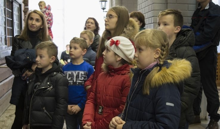 Дети смотрят экспонаты  – сборные экскурсии для школьников в Санкт-Петербурге