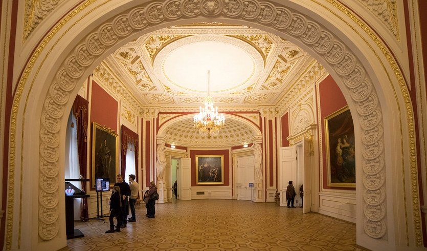 Интерьер Михайловского замка – экскурсии и программы для детей от 1800 рублей