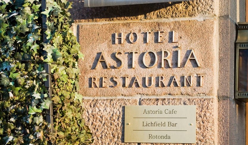 Вывеска гостиницы «Астория» — Экскурсии для школьников в Санкт-Петербурге от 160 рублей