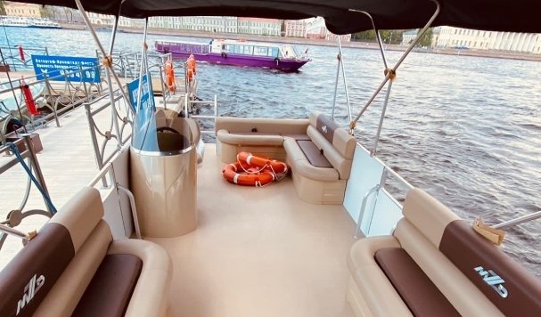 Катер с навесом – водные экскурсии по рекам и каналам от 9000 рублей