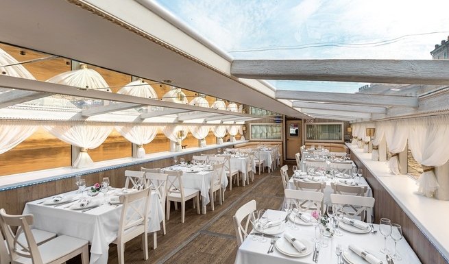 Нижняя палуба – аренда теплохода в СПб от 9000 рублей