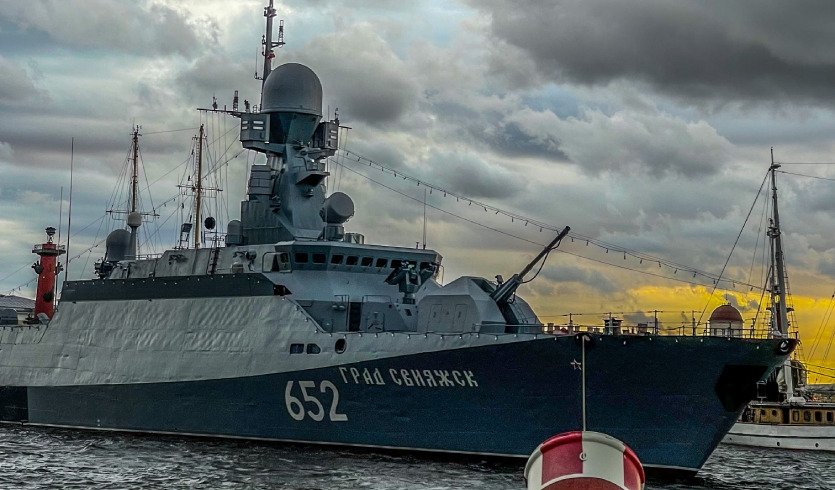 Военные суда в акватории Невы – водные экскурсии по рекам и каналам