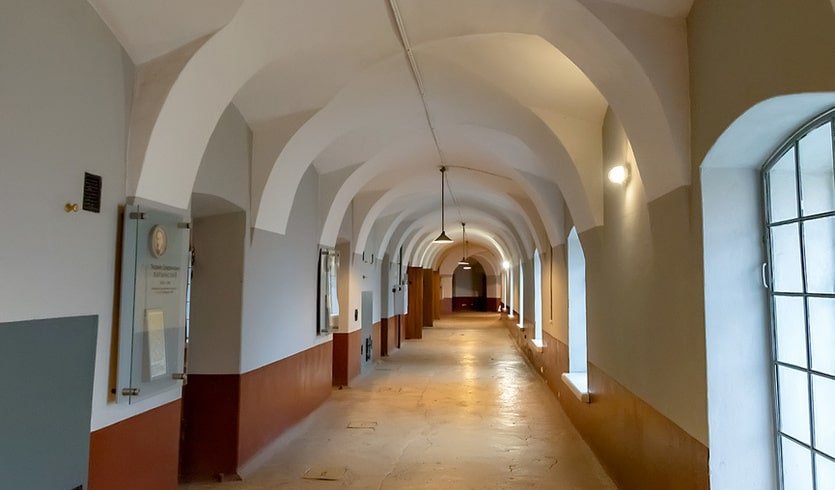 Коридор тюрьмы Трубецкого бастиона – сборные туры в Санкт-Петербург от 16320 рублей