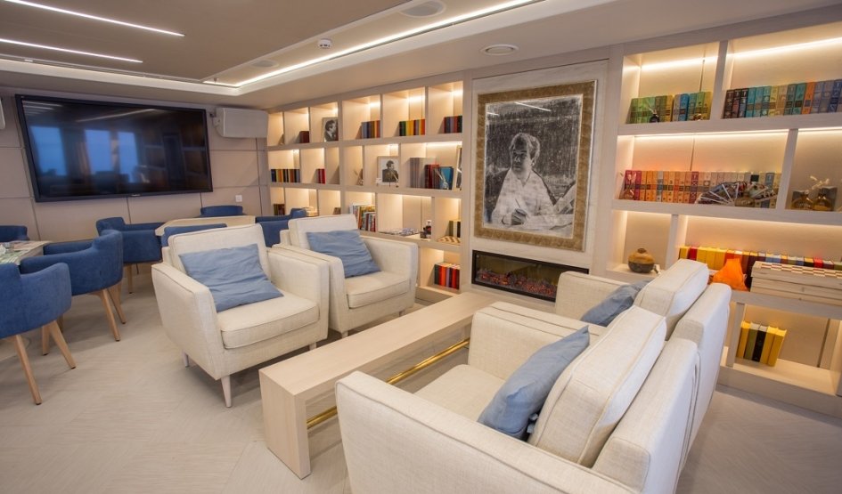 Винная лаунж-библиотека