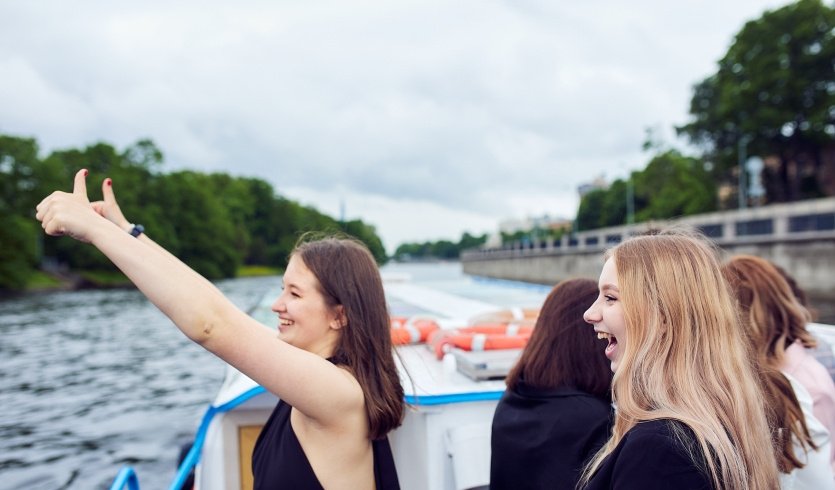 Выпускники на теплоходе – выпускные вечера для 9 класса от 8350 рублей