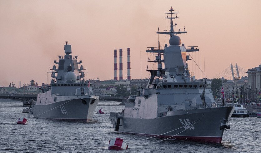 Российские военные корабли в акватории Невы в июльские сумерки – водные экскурсии по рекам и каналам