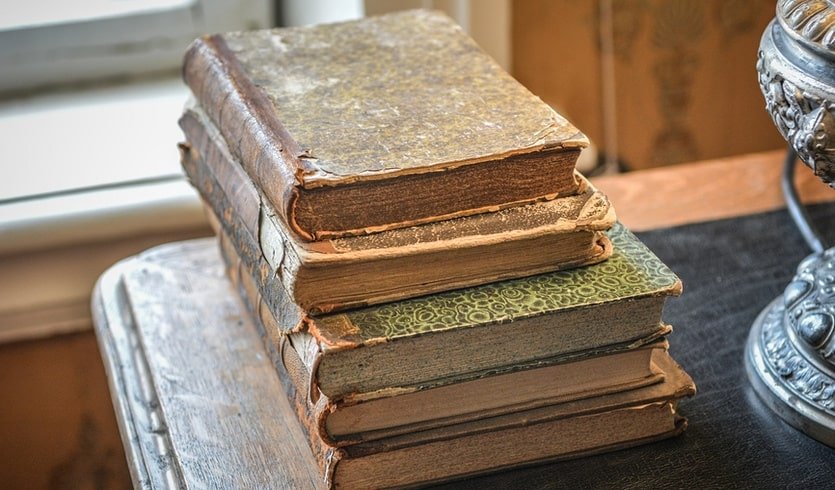 Стопка старинных книг – экскурсии и программы для детей от 240 рублей