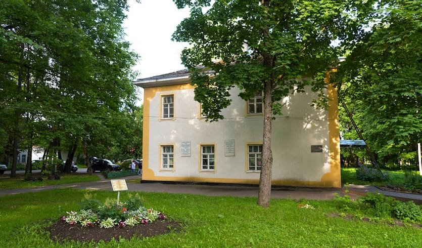 По Пушкинским местам Ленинградской области: Суйда, Выра, Кобрино — Автобусная экскурсия — фото №1 — Фотобанк Лори / Александр Щепин По Пушкинским местам Ленинградской области: Суйда, Выра, Кобриноа — автобусные экскурсии от 1400 рублей