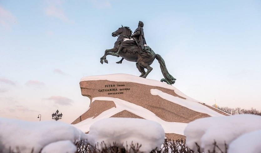 Новогодняя прогулка – сборные туры в Санкт-Петербург от 9000 рублей