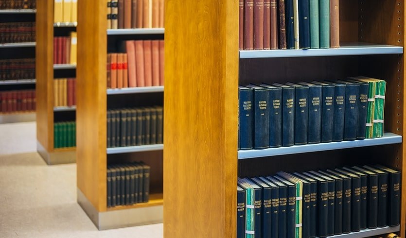 Старые книга на стеллажах – интерьерные экскурсии от 1200 рублей