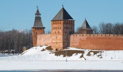 Вид на старинные башни Детинца Великого Новгорода — Туры в Новгородскую область от 2390 рублей