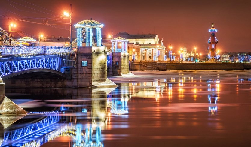 Новогодние огни с бокалом шампанского и подарками — автобусная экскурсия от 1300 руб.