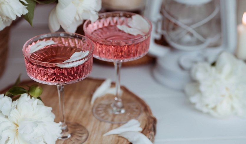 Бокалы розового вина с цветами – музеи от 3150 рублей Бокалы розового вина с цветами – музеи от 3150 рублей