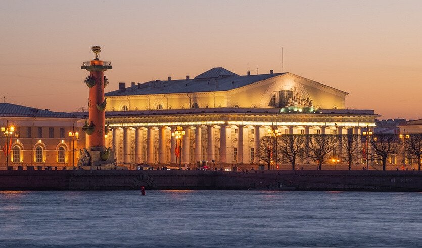 Старинное здание Биржи на стрелке Васильевского острова – водные экскурсии по рекам и каналам Старинное здание Биржи на стрелке Васильевского острова – водные экскурсии по рекам и каналам