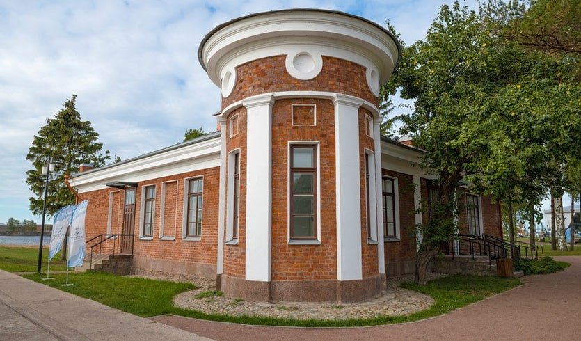 Старинное здание Караульная – экскурсии на метеоре от 1000 рублей Старинное здание Караульная – экскурсии на метеоре от 1000 рублей