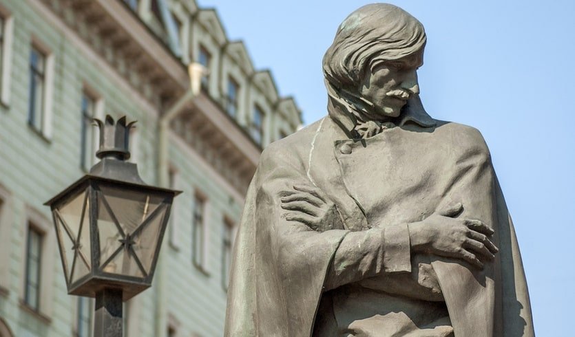 Памятник Гоголю на Малой Конюшенной улице – пешеходные экскурсии от 1200 рублей