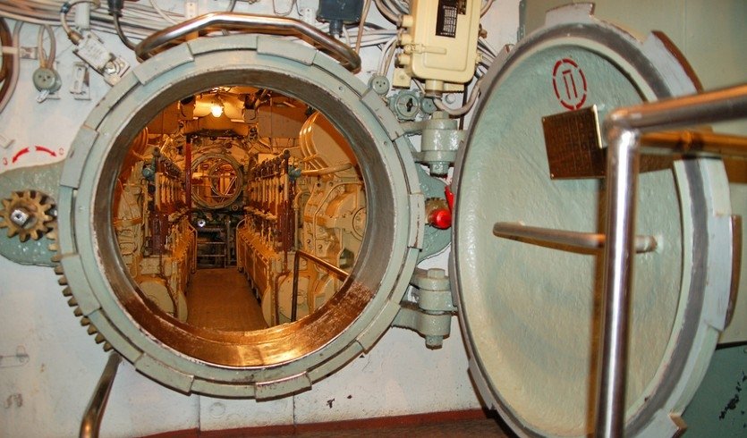 Интерактивная программа на подводной лодке Народоволец Д-2» с посвящением в подводники –  Экскурсии для школьников в Санкт-Петербурге под заказ от 900 рублей Фотобанк Лори  