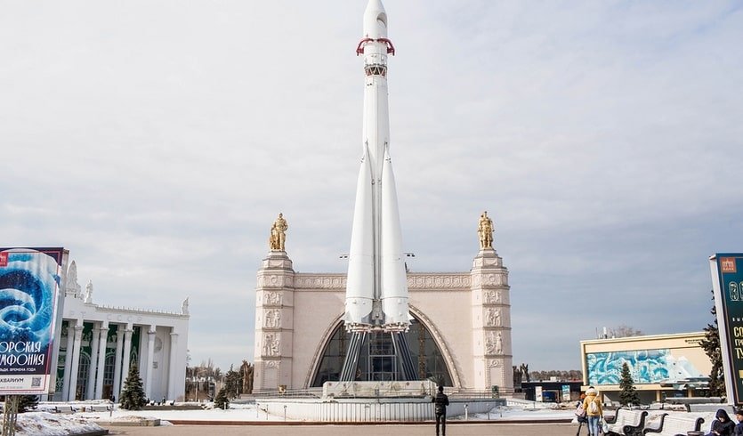 Макет ракеты «Восток» на фоне павильона «Космос» – сборные туры в Санкт-Петербург от 19250 рублей